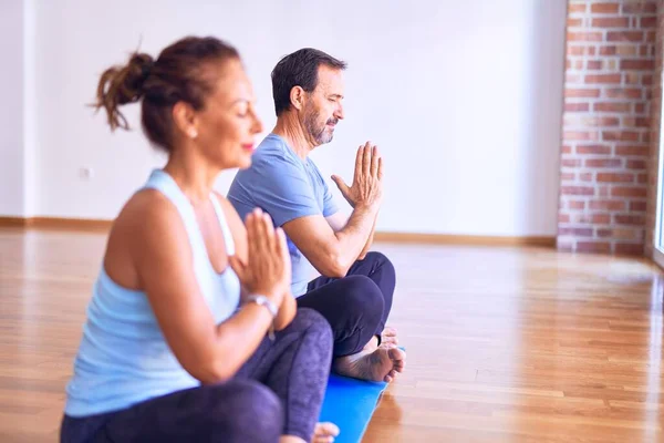 Medelåldern Vacker Sportig Par Sitter Mattan Öva Yoga Gör Bön — Stockfoto