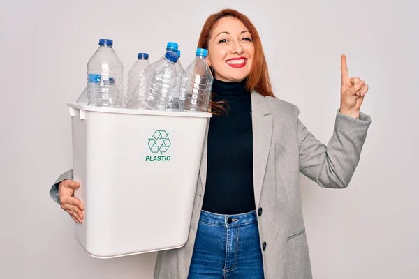 Jovem Mulher Ruiva Bonita Reciclagem Segurando Lata Lixo Com Garrafas — Fotografia de Stock