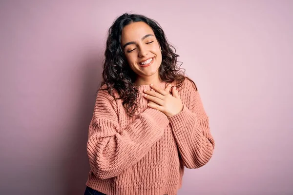 Giovane Bella Donna Con Capelli Ricci Indossa Maglione Casual Sfondo — Foto Stock