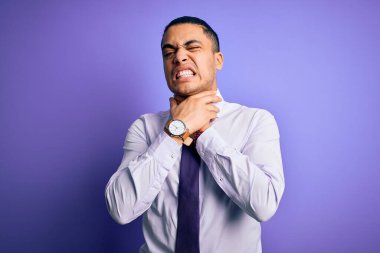 Genç Brezilyalı iş adamı zarif bir kravat takıyor. Mor arka planda dikiliyor ve boğularak ölme diye bağırıyor. Sağlık problemi. Boğulma ve intihar konsepti.