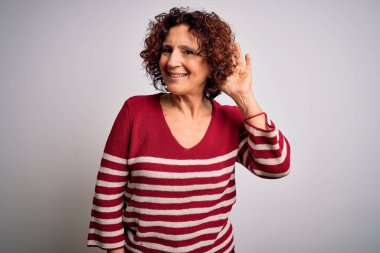 Orta yaşlı, kıvırcık saçlı güzel bir kadın beyaz arka plan üzerine çizgili süveter giyip dedikodu ya da dedikodulara kulak misafiri oluyor. Sağırlık kavramı.