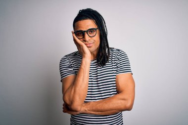 Sarışın, çizgili tişört ve gözlüklü genç, Afro-Amerikalı adam kollarını kavuşturup depresyondan sıkılmış ve yorgun göründüğünü düşünüyor..