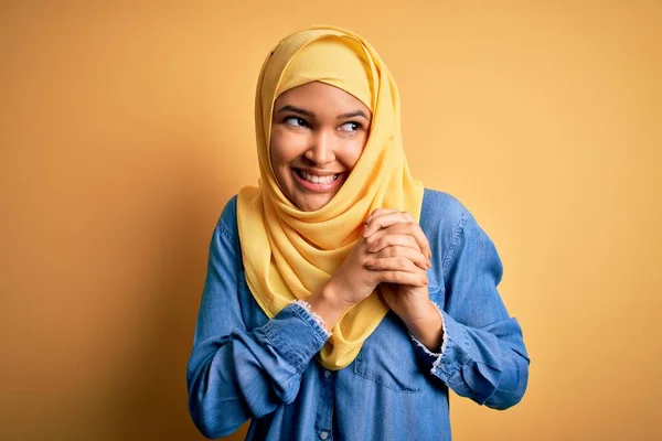 Junge Schöne Frau Mit Lockigem Haar Trägt Traditionellen Arabischen Hijab — Stockfoto