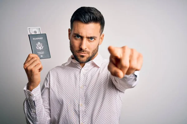 Młody Przystojny Turysta Trzymający Paszport Stanów Zjednoczonych Dolarami Wskazującymi Palcem — Zdjęcie stockowe