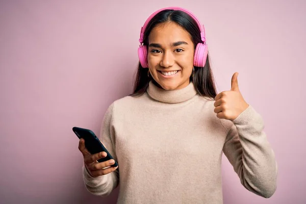 Jonge Mooie Aziatische Vrouw Luisteren Naar Muziek Met Behulp Van — Stockfoto