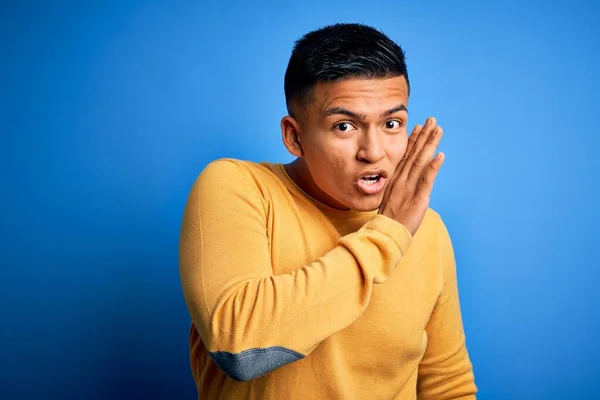 Joven Hombre Latino Guapo Usando Suéter Casual Amarillo Sobre Fondo —  Fotos de Stock