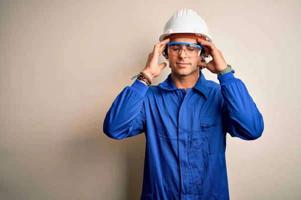 Homem Jovem Construtor Vestindo Uniforme Capacete Segurança Sobre Fundo Branco — Fotografia de Stock