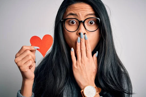 Joven Hermosa Mujer China Sosteniendo Corazón Papel Sobre Aislado Fondo — Foto de Stock