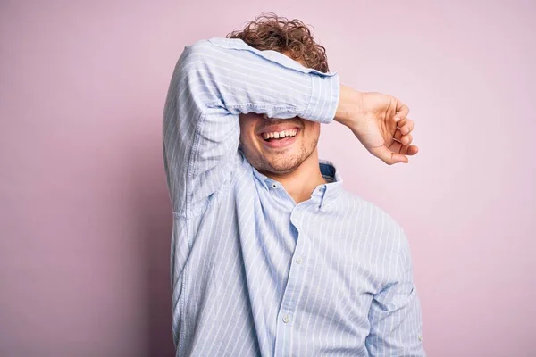 Junger Blonder Gutaussehender Mann Mit Lockigem Haar Der Ein Gestreiftes — Stockfoto