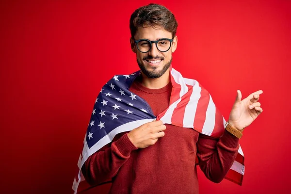 Ung Man Bär Glasögon Och Usa Flagga Över Isolerad Röd — Stockfoto