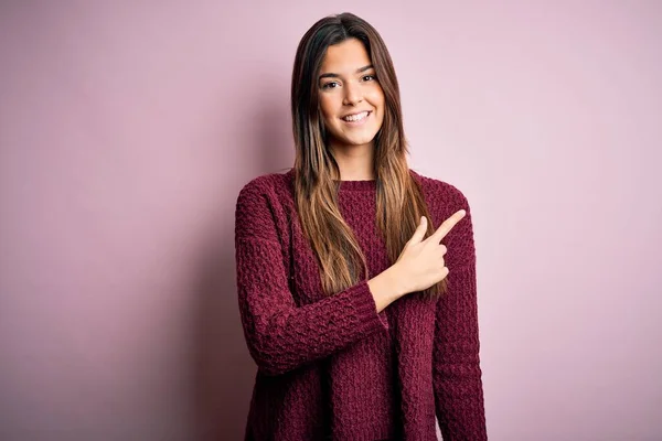 Joven Chica Hermosa Con Suéter Casual Sobre Fondo Rosa Aislado — Foto de Stock