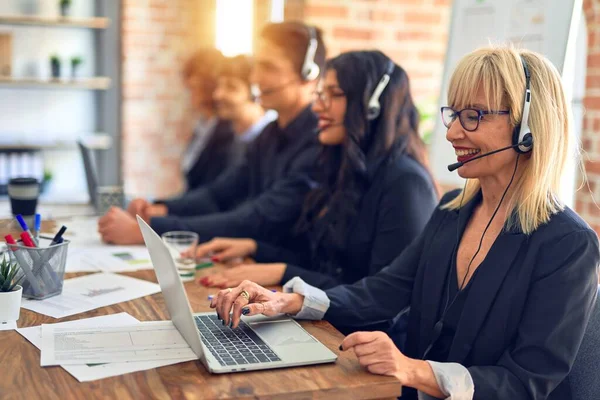 Gruppo Operatori Call Center Sorridenti Felici Fiduciosi Lavorare Insieme Con — Foto Stock