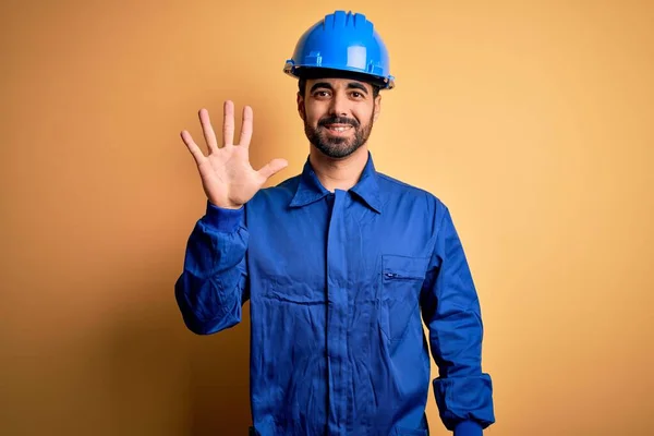 Mechanische Man Met Baard Draagt Blauw Uniform Veiligheidshelm Gele Achtergrond — Stockfoto