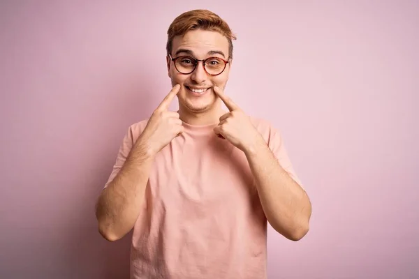 Joven Pelirrojo Guapo Con Camiseta Casual Pie Sobre Fondo Rosa —  Fotos de Stock