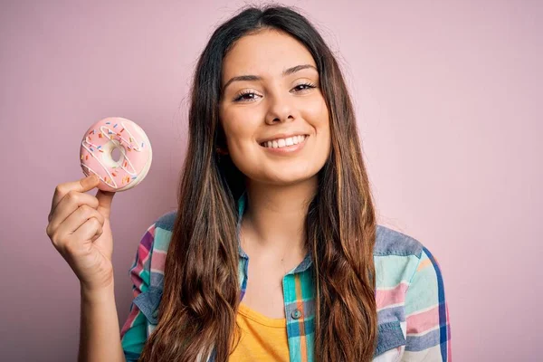 Jovem Bela Mulher Morena Comendo Doce Rosado Donut Sobre Fundo — Fotografia de Stock