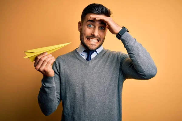 Joven Hombre Guapo Sosteniendo Avión Papel Pie Sobre Fondo Amarillo —  Fotos de Stock