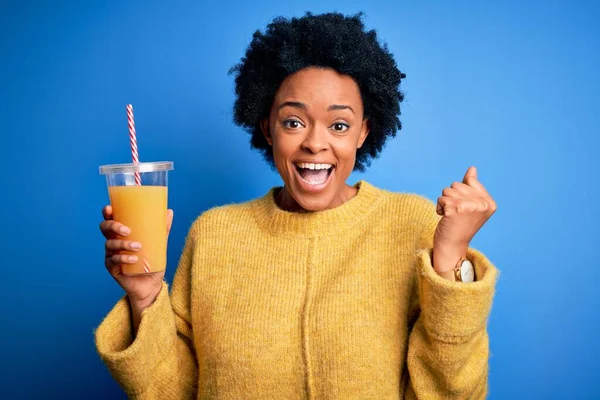 Jovem Afro Americana Africana Com Cabelo Encaracolado Bebendo Suco Laranja — Fotografia de Stock