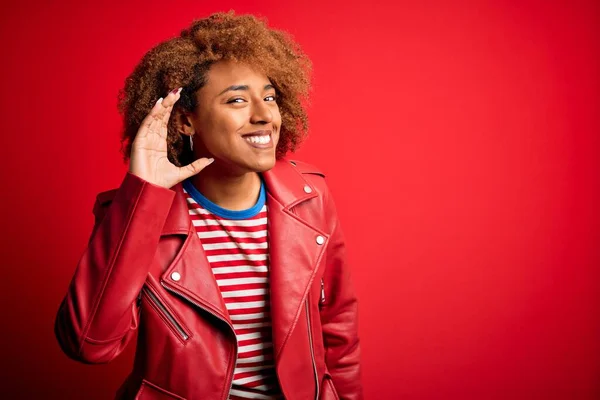 Młoda Piękna Afro Amerykanka Kręconymi Włosami Ubrana Czerwoną Kurtkę Uśmiechnięta — Zdjęcie stockowe