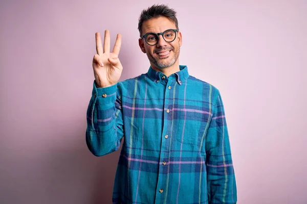 Homem Bonito Jovem Vestindo Camisa Casual Óculos Sobre Fundo Rosa — Fotografia de Stock