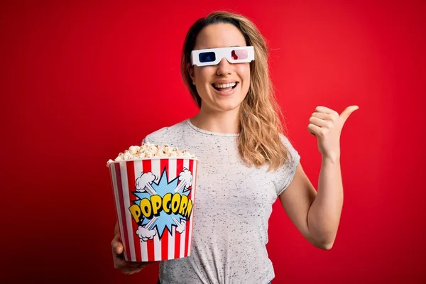 Fiatal Gyönyörű Szőke Filmet Néz Szemüveget Eszik Popcorn Snack Mutatva — Stock Fotó