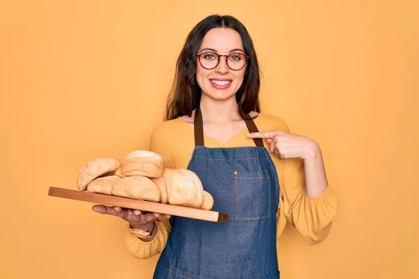 Junge Schöne Bäckerin Mit Blauen Augen Trägt Schürze Mit Tablett — Stockfoto