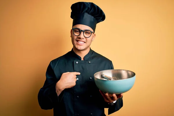 Jeune Chef Brésilien Homme Portant Uniforme Cuisinière Chapeau Aide Bol — Photo