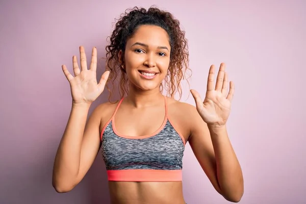 Beautiful Sportswoman Curly Hair Doing Sport Wearing Sportswear Pink Background — Stock Photo, Image