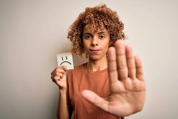 Joven Mujer Afroamericana Con Cabello Rizado Sosteniendo Papel Recordatorio Con —  Fotos de Stock