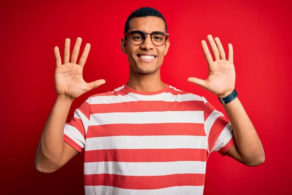 Jovem Homem Afro Americano Bonito Vestindo Shirt Listrada Casual Óculos — Fotografia de Stock