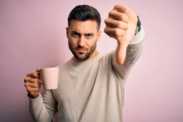 Joven Hombre Guapo Bebiendo Una Taza Café Caliente Sobre Fondo — Foto de Stock