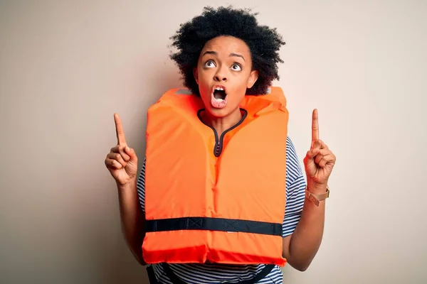 Giovane Afro Donna Afro Americana Con Capelli Ricci Indossa Giubbotto — Foto Stock