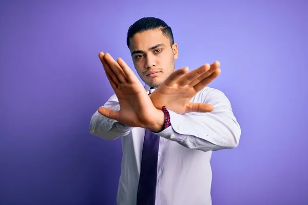 Jovem Empresário Brasileiro Vestindo Gravata Elegante Sobre Fundo Roxo Isolado — Fotografia de Stock