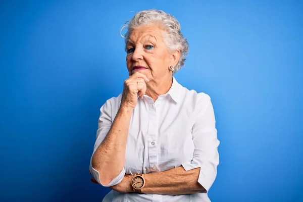 Senior Belle Femme Portant Chemise Élégante Debout Sur Fond Bleu — Photo