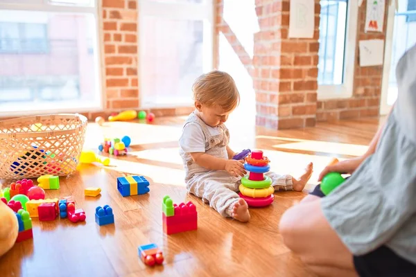 Vacker Lärare Och Småbarn Leker Runt Massor Leksaker Dagis — Stockfoto