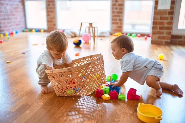 Crianças Bonitas Brincando Torno Lotes Brinquedos Jardim Infância — Fotografia de Stock