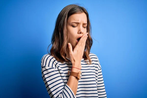 Jong Mooi Blond Meisje Dragen Casual Trui Staan Blauw Geïsoleerde — Stockfoto