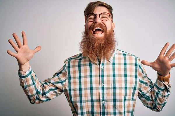 Guapo Pelirrojo Irlandés Con Barba Con Gafas Camisa Hipster Celebrando —  Fotos de Stock