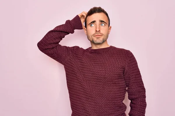 Ein Junger Gutaussehender Mann Mit Blauen Augen Lässigem Pullover Der — Stockfoto