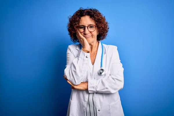 Medioevo Capelli Ricci Medico Donna Indossa Cappotto Stetoscopio Sfondo Blu — Foto Stock