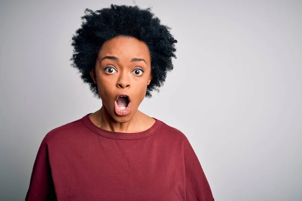 Joven Hermosa Afroamericana Afro Mujer Con Pelo Rizado Con Camiseta —  Fotos de Stock