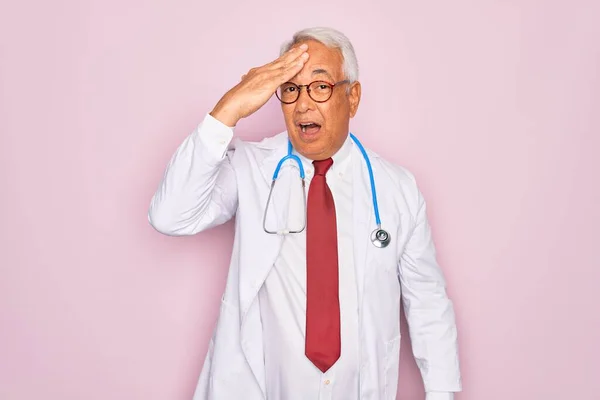 Középkorú Ősz Hajú Orvos Sztetoszkóppal Orvosi Köpennyel Fején Tévedésből Meglepve — Stock Fotó