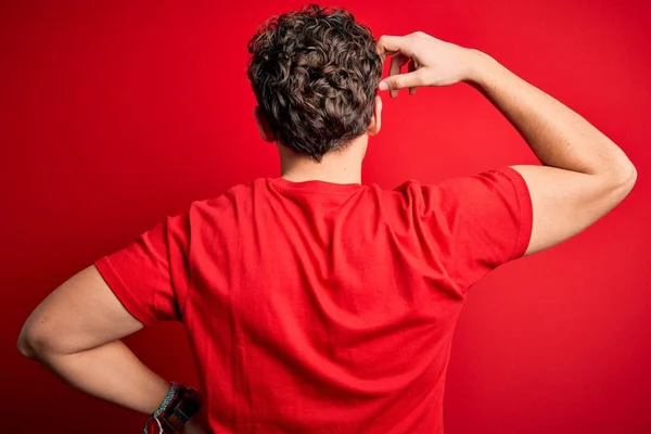 Junger Blonder Gutaussehender Mann Mit Lockigem Haar Trägt Lässiges Shirt — Stockfoto