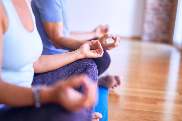 Middelbare Leeftijd Mooi Sportief Paar Zitten Mat Oefenen Yoga Doen — Stockfoto