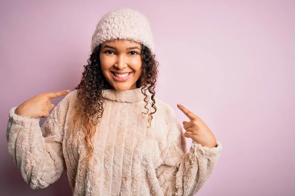 Mulher Bonita Com Cabelo Encaracolado Vestindo Camisola Casual Boné Sobre — Fotografia de Stock