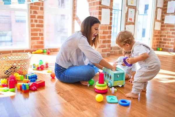 Bella Insegnante Bambini Che Giocano Giro Sacco Giocattoli All Asilo — Foto Stock