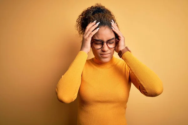 Joven Chica Afroamericana Hermosa Con Suéter Gafas Sobre Fondo Amarillo — Foto de Stock