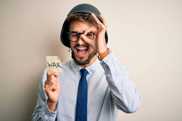 Νεαρός Επιχειρηματίας Γενειάδα Φορώντας Κράνος Κρατώντας Χαρτί Μήνυμα Πολέμου Χαρούμενο — Φωτογραφία Αρχείου