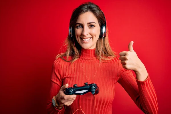 Joven Hermosa Morena Gamer Mujer Jugando Videojuego Usando Alegre Auriculares — Foto de Stock