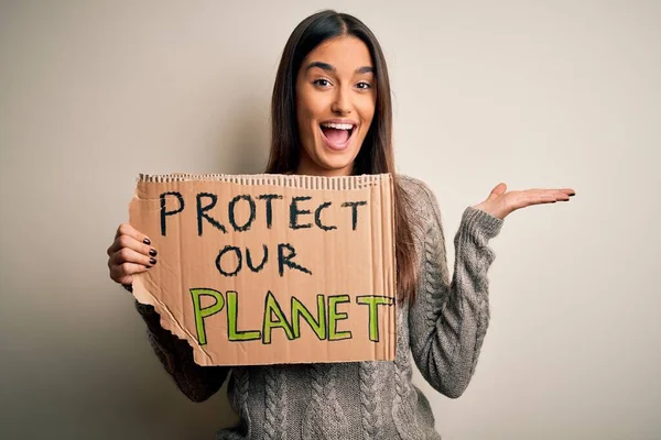 Jovem Bela Ativista Morena Protestando Para Proteger Nosso Planeta Segurando — Fotografia de Stock