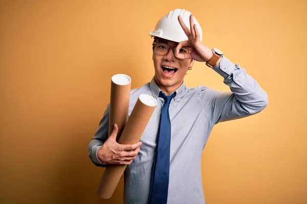 Ung Stilig Kinesisk Arkitekt Man Bär Glasögon Och Skyddshjälm Hålla — Stockfoto